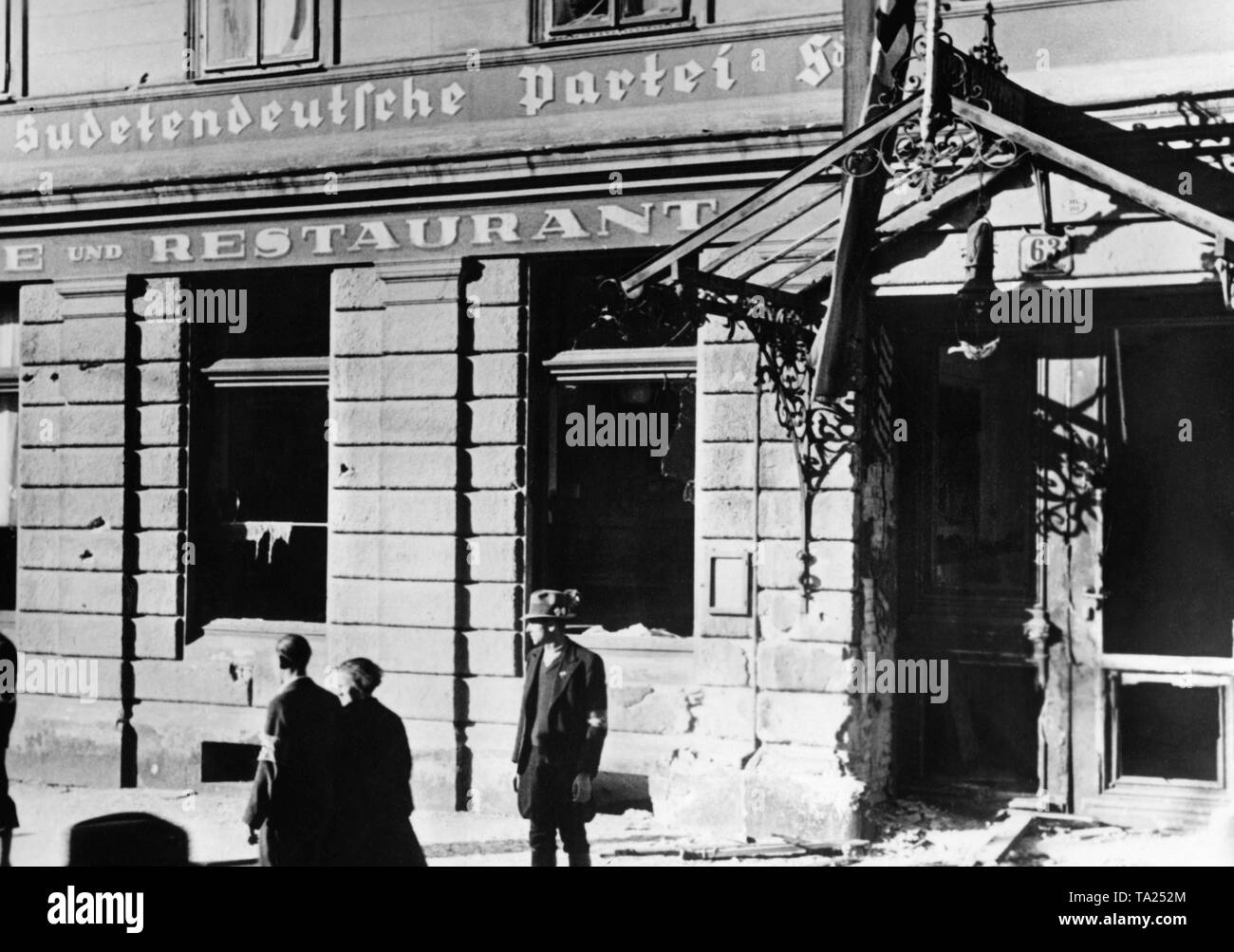 Zerstörten Hauptquartier der Sudetendeutschen Partei in das Hotel Viktoria in Cheb. Nach der Abtretung des Sudetenlandes von der Tschechoslowakei, die Parteizentrale der SdP wurde zerstört. Stockfoto