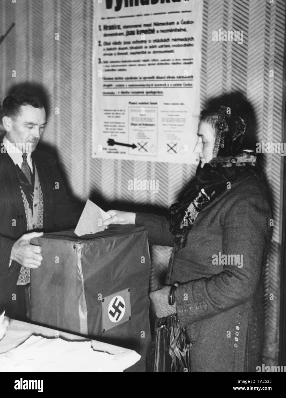 Eine Sudetendeutsche Frau wirft ihre Stimmen in der Volksabstimmung in Reichenberg (heute Liberec) Bereich im Sudetenland. Bei den Wahlen, Abstimmungen werden Besetzung über die Annexion des Sudetenlandes an das Deutsche Reich. Stockfoto