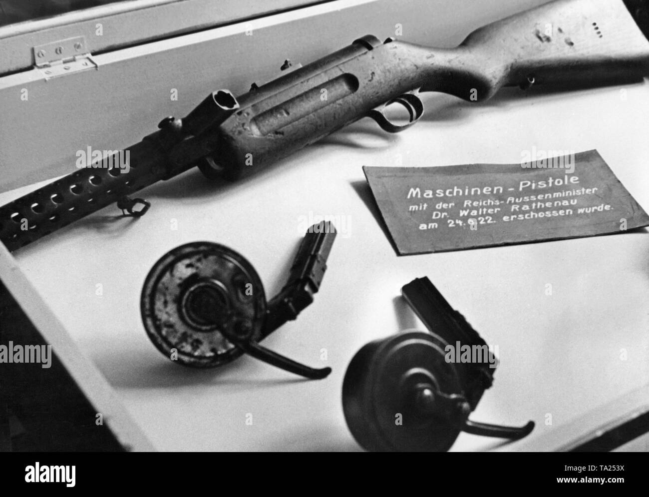 Reich Außenminister Walther Rathenau wurde in einen Angriff mit den illustrierten Maschinenpistole ermordet (als Zeichen erklärt) am 24 Juni, 1922. Stockfoto