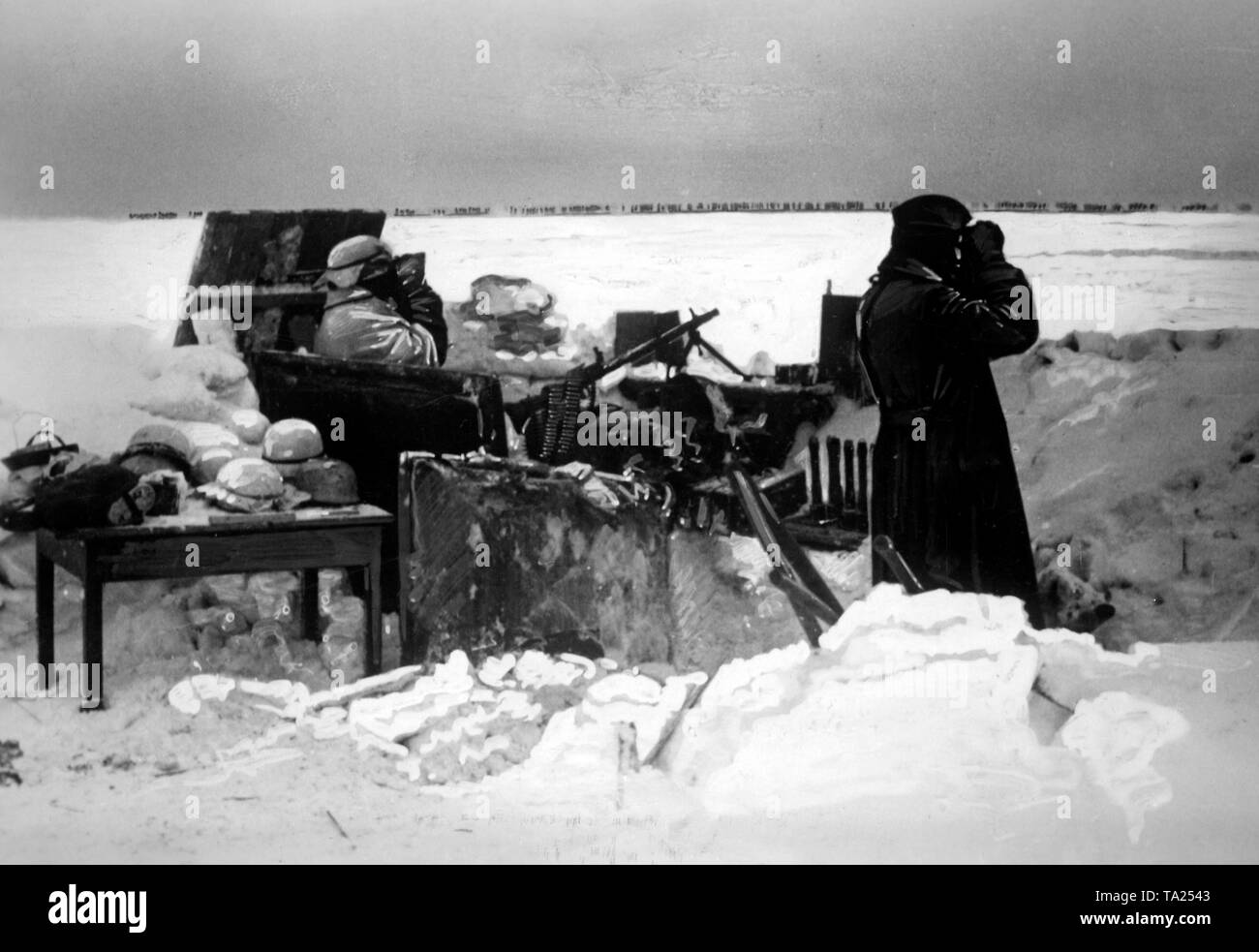 In einem offenen Bereich, in der Nähe der Stadt von Mzensk, Deutsche Soldaten errichtet ein Maschinengewehr stehen. Beide Soldaten beobachten ihre Umgebung durch ihre Teleskope. (PK Foto: kriegsberichterstatter Lachmann/das Foto ist stark retuschiert). Stockfoto