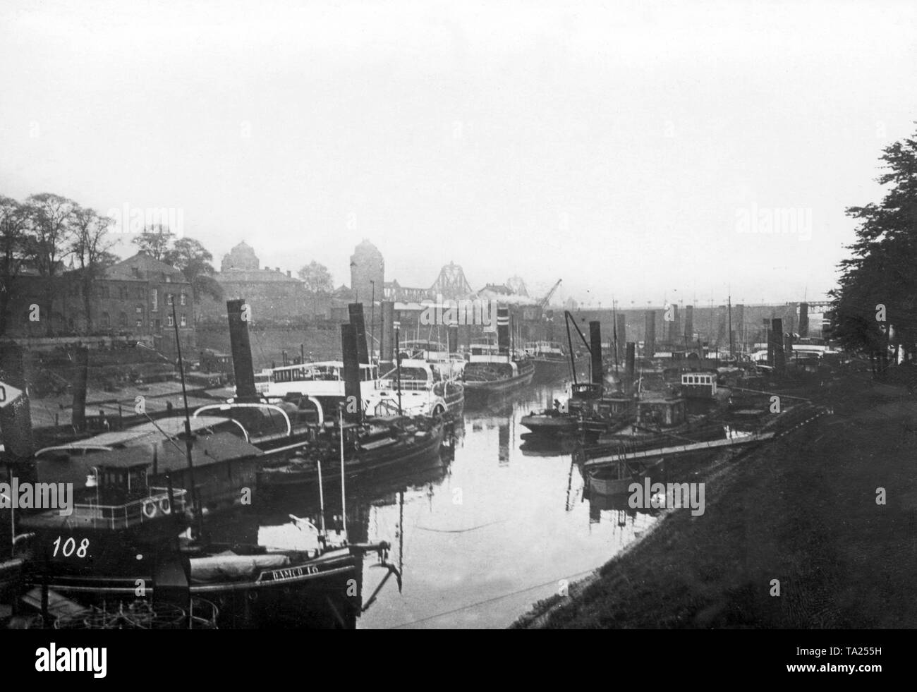 Blick auf den Hafen von Duisburg voll von Schiffen. Die französische Besetzung Politik führte oft zu einem völligen Stillstand in der Wirtschaft, auch auf dem Wasser (Undatiertes Foto). Stockfoto