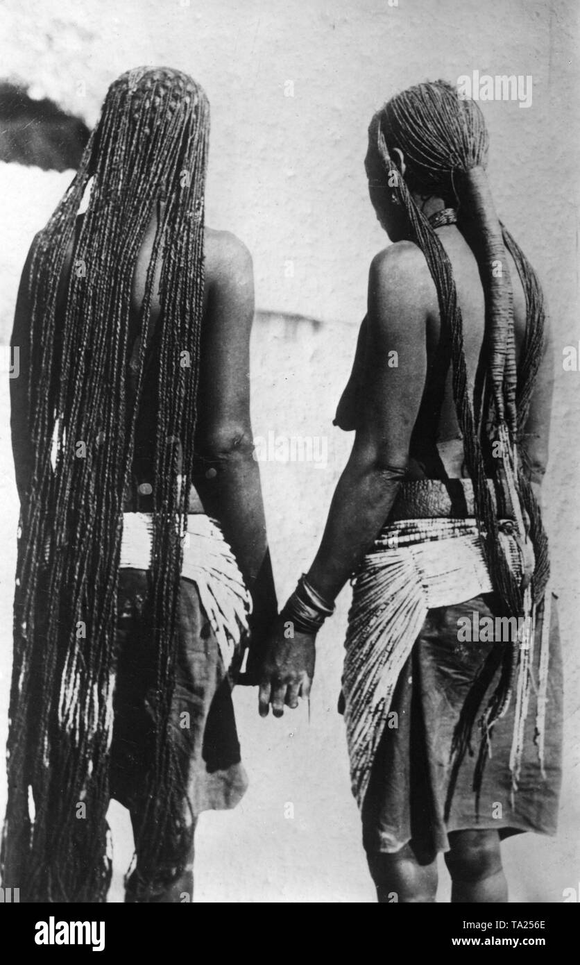 Zwei traditionelle Ovambo Frauen tragen lange geflochtene Haare in Deutsch-südwestafrika (undatierte Aufnahme). Stockfoto