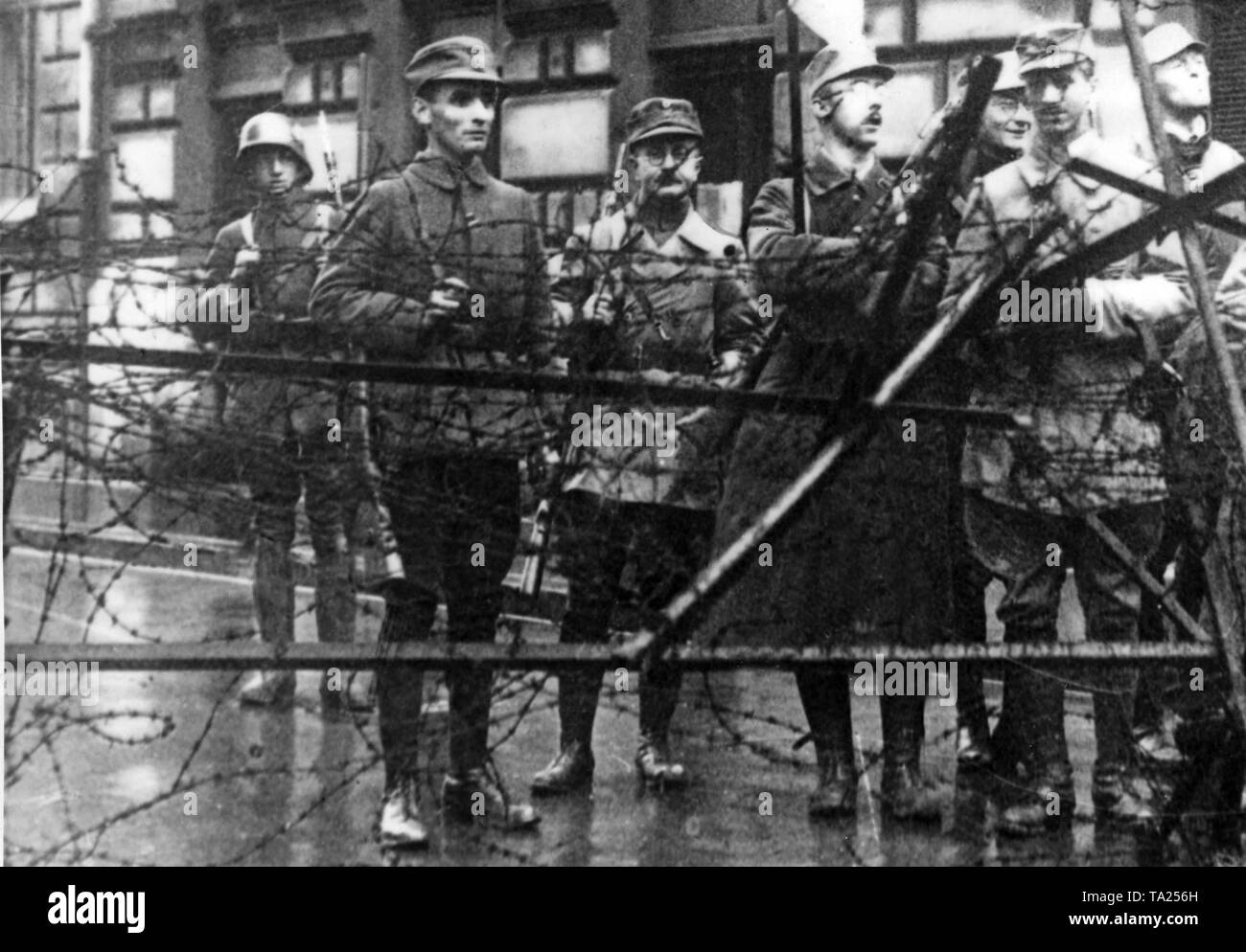 Heinrich Himmler (dritter von links) mit der wachtruppe "reichskriegsflagge" hinter einem Straße Block während der Beer Hall Putsch in München 1923. Stockfoto