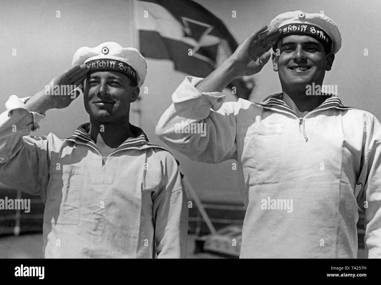 Heinz Ruehmann wie Heini Jaeger (links) und Friedrich Benfer wie Willy Timm in der Komödie "Drei Bluejackets und eine Blonde", Regie: Carl Boese. Alle drei Jungen verlieben mit einem blonden Mädchen. Stockfoto