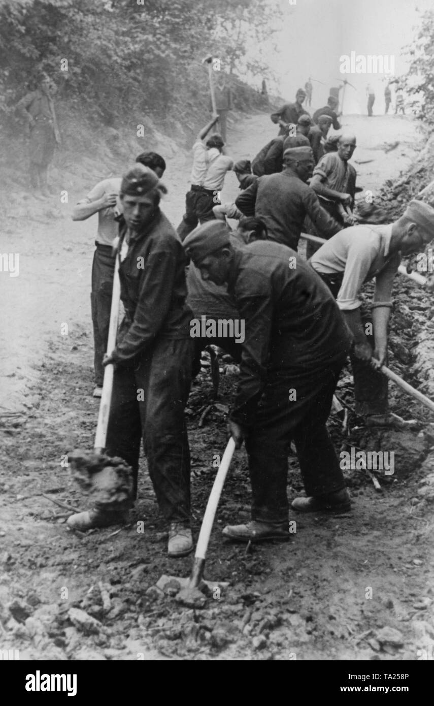 Mitarbeiter der Organisation Todt klar Schaden von der Straße an der Ostfront in der Sowjetunion. Hier in der Nähe Njemen (Memel). Krieg Reporter: Etzold. Stockfoto