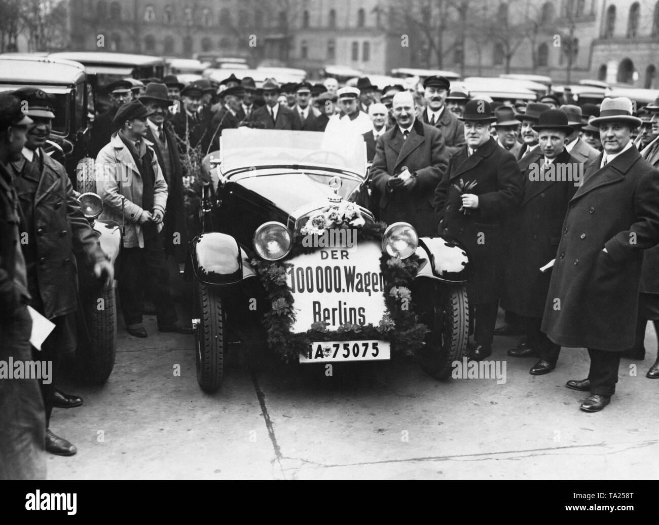 1930 ein Mercedes Cabrio wird das 100.000ste Fahrzeug zugelassen in der Berliner Kraftverkehrsamt (Berlin Motor Vehicle Registration Authority). Stockfoto