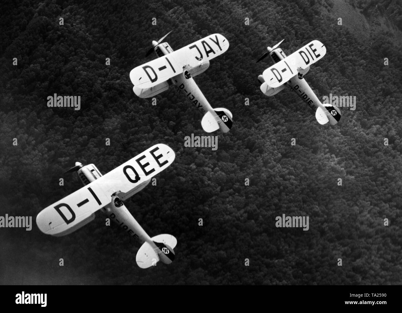 Drei Flugzeuge vom Typ Heinkel He 51 während einer Ausbildung Flug des Jagdgeschwader "richthofen". Die Er51 war zwischen 1934 und 1937 produziert, ab 1936 wurde zum Teil von der Arado Ar 68 ersetzt und ab 1937 intensiv von der Messerschmitt Bf 109 als Standard Kampfflugzeuge ersetzt. Das Bild ist aus der Serie: "Ein Tag am Jagdgeschwader Richthofen'. Zu dieser Zeit ist das fliegergeschwader Doeberitz erhielt die Auszeichnung 'Richthofen', erhielt aber der endgültige Name JG 2 "richthofen" nur auf 1.5.1939, unter dem er später im Zweiten Weltkrieg beteiligt. Stockfoto