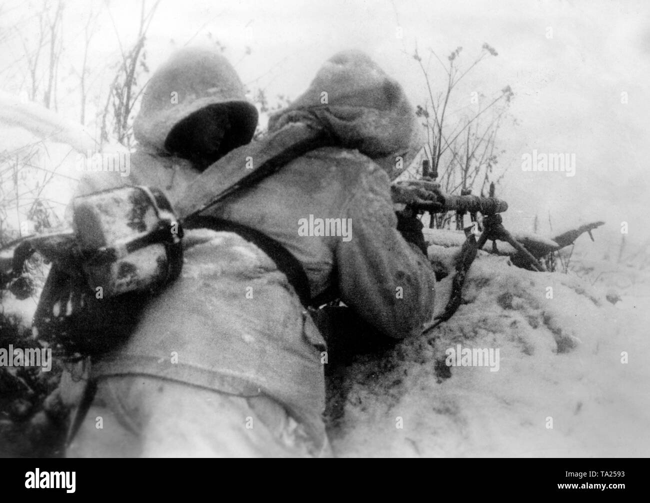 Soldaten der SS in einer verschneiten Bekämpfung stehen an der Ostfront im Winter defensive Schlacht von 1943. Im Winter Tarnung Bekleidung Sie wollen mit einem Maschinengewehr 34 auf den Feind. Foto der Propaganda Firma (PK): SS Kriegsberichterstatter Fritsch. Stockfoto