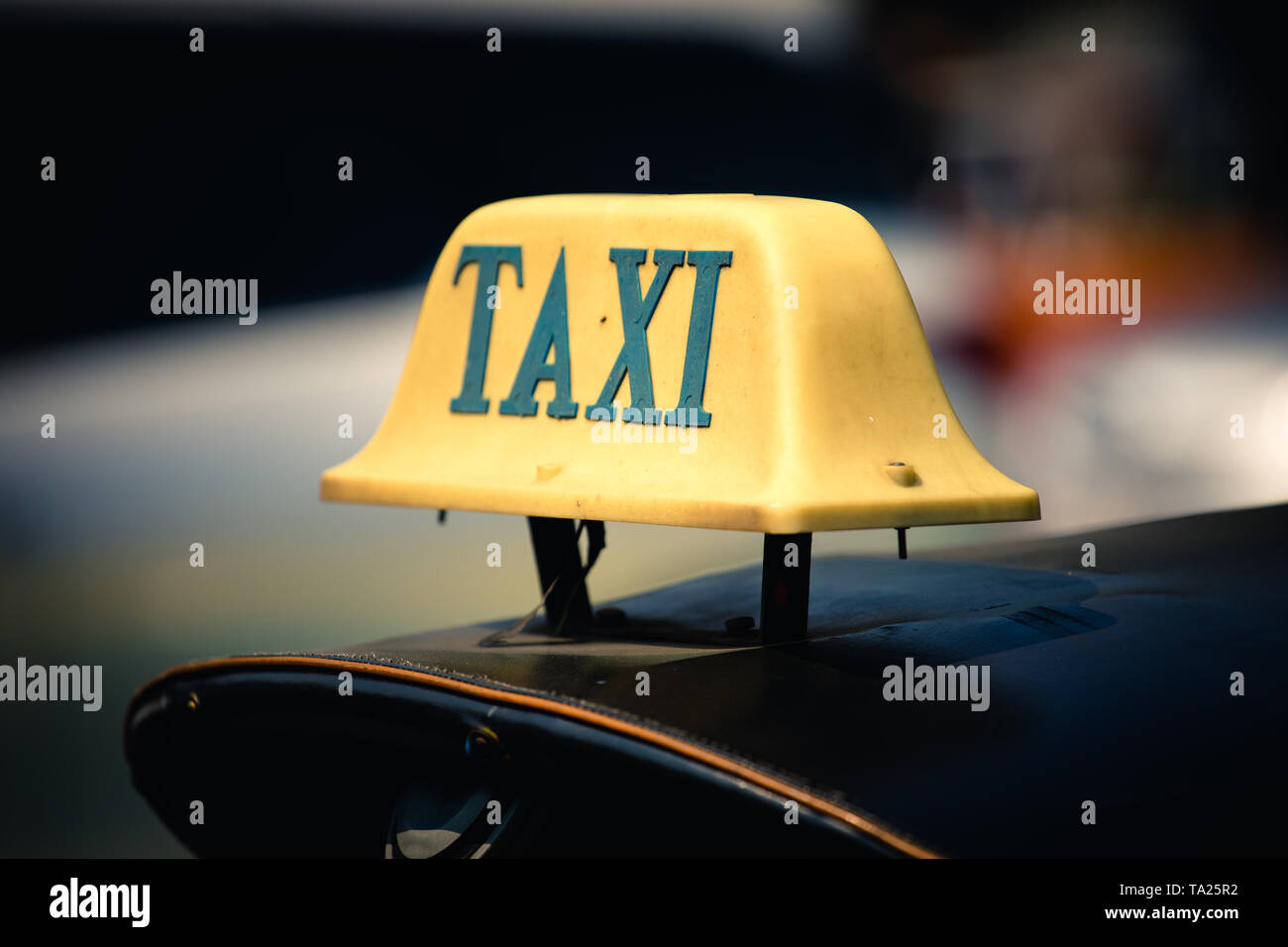 Taxi Schild oben auf dem Tuktuk in Bangkok, Thailand Stockfoto