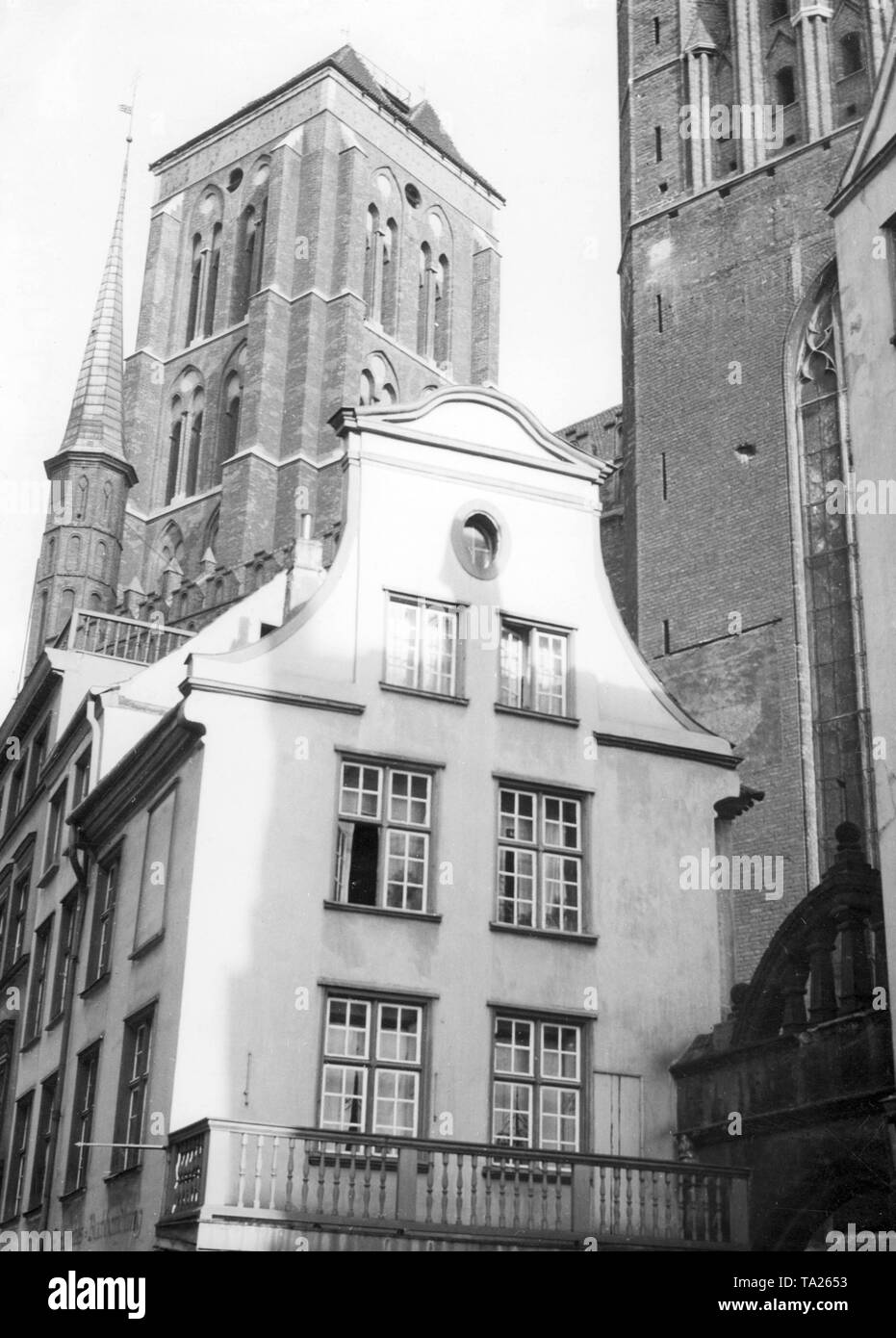 Dieses Foto zeigt die Kirche von St. Mary. Der Bau der Kirche begann im Jahre 1343 und wurde 1502 abgeschlossen. Sie wurde im gotischen Stil aus Backstein gebaut. Die Kirche kann über 25.000 Personen. Es beherbergt das Triptychon des Brügge Maler Hans Memling. Stockfoto