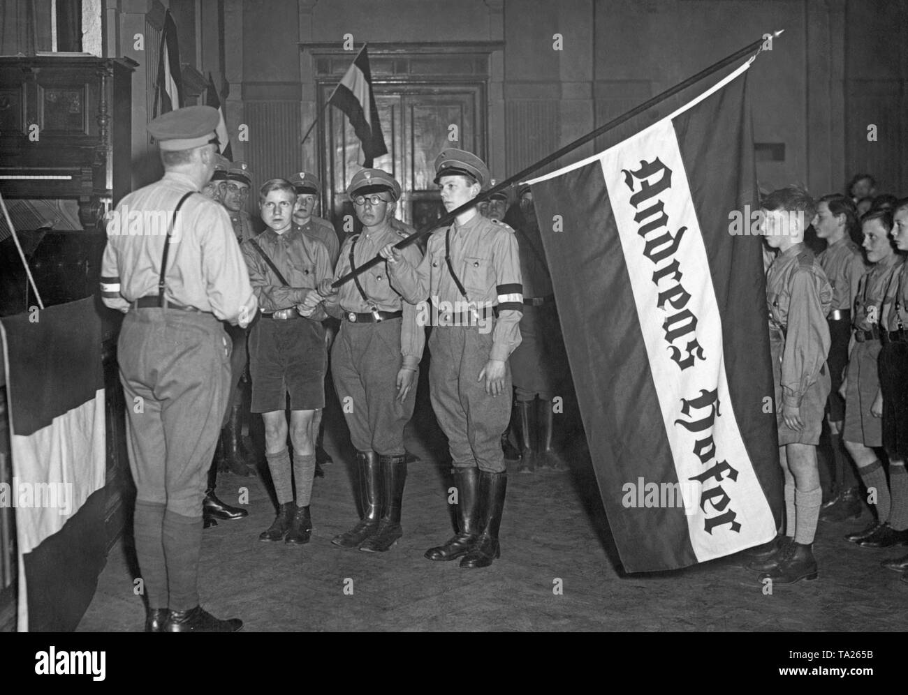 Rede und flag Übergabe durch Liebelt (links) an das Engagement der Gruppen "Andreas Hofer" und "Walter Flex" von thr Bismarckbund im 'Nationalfestsaelen' in der Buelowstrasse. Stockfoto