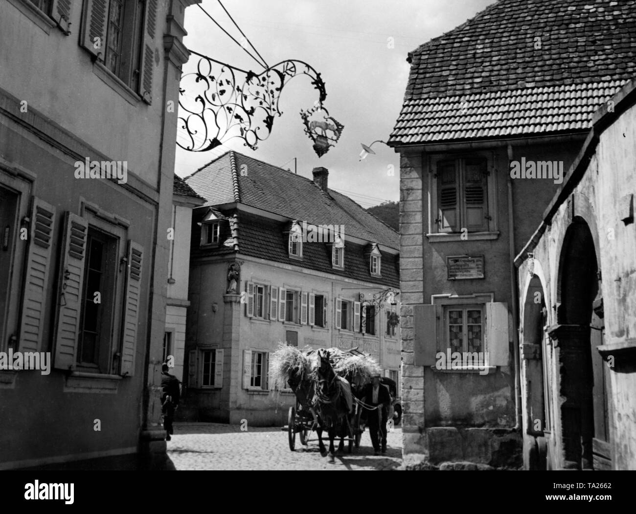 Pferdekutsche vor der Pension Zur Krone in der Tanzstrasse in Sankt Martin (Pfalz). Stockfoto
