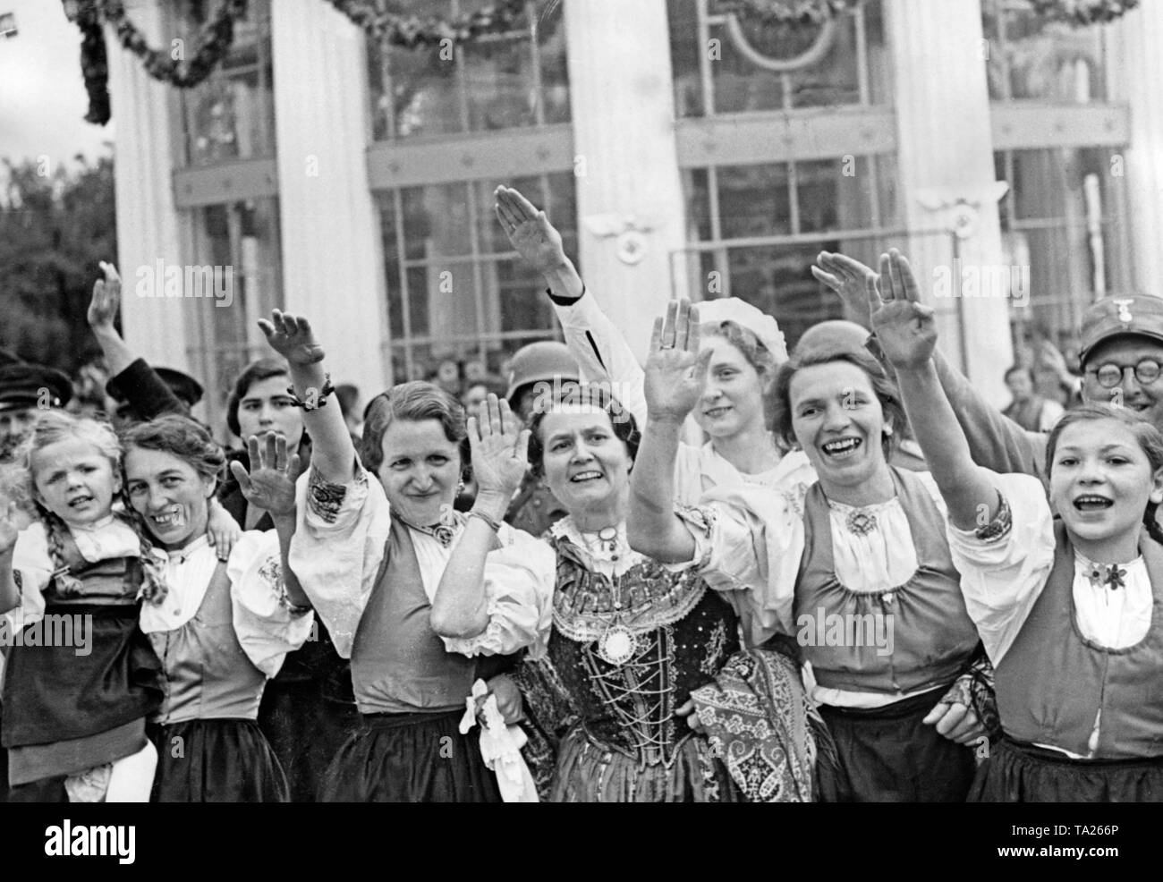 Eine Gruppe von Frauen erhält fröhlich Adolf Hitler in Cheb am 3. Oktober 1938, während er durch die besetzten Gebiete. Stockfoto