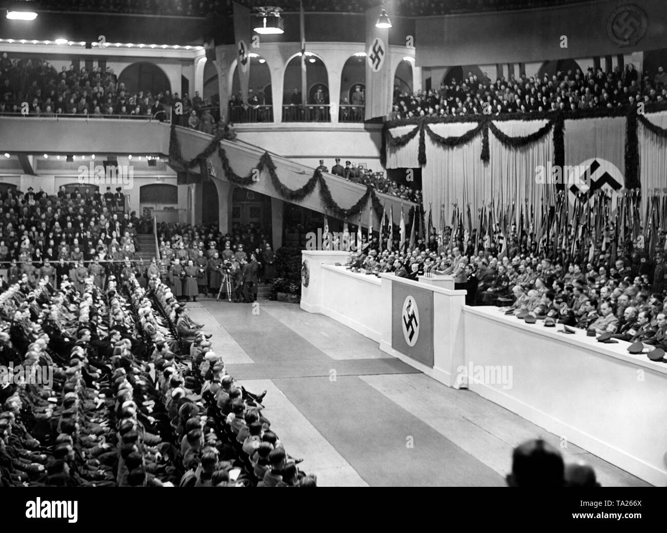 Der Propagandaminister Joseph Goebbels liest Adolf Hitlers Proklamation am 10. Jahrestag der Übernahme. Foto: Schwanke Stockfoto