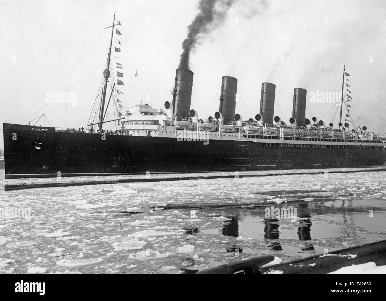 Der cunard Ocean Liner 'Mauretania' kommt mit 50 Seeleute aus dem Ovidia, ein schwedisches Frachtschiff, dass im Nordatlantik versank gerettet. Stockfoto