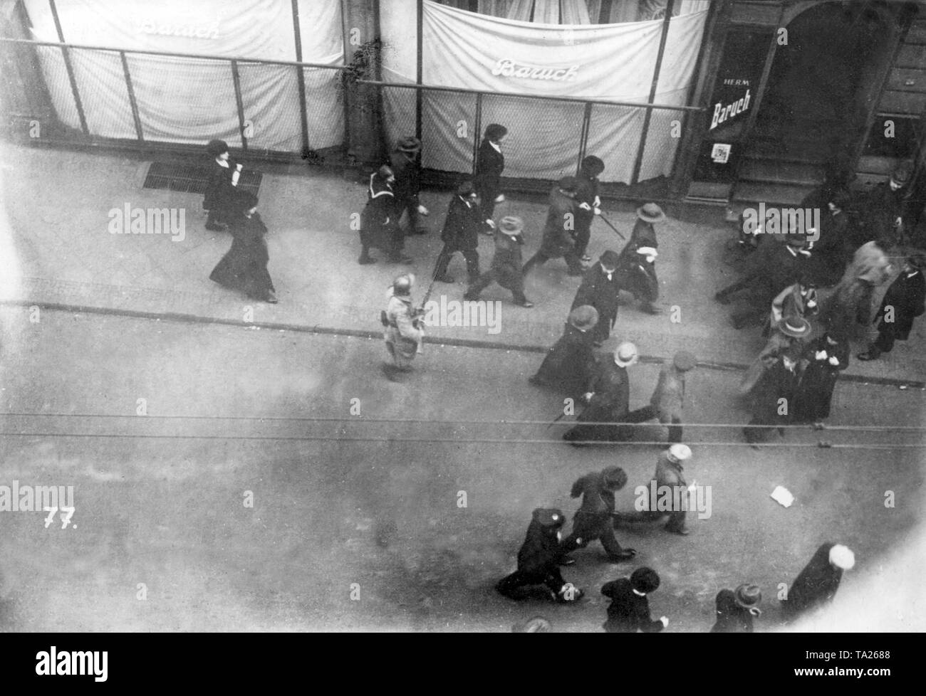 Eine französische Wache führt eine Masse von Passanten durch eine geschlossene Straße in einer deutschen Stadt des Ruhrgebiets. Kanonen und feste Bajonettverschluss kann erkannt werden. Stockfoto