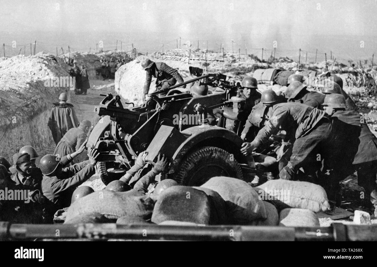 Undatiertes Foto von Soldaten der Legion Condor während der Änderung der Position einer 2-cm-Flak 30 in der letzten Schlachten des Spanischen Bürgerkriegs im März 1939 in Toledo. Stockfoto