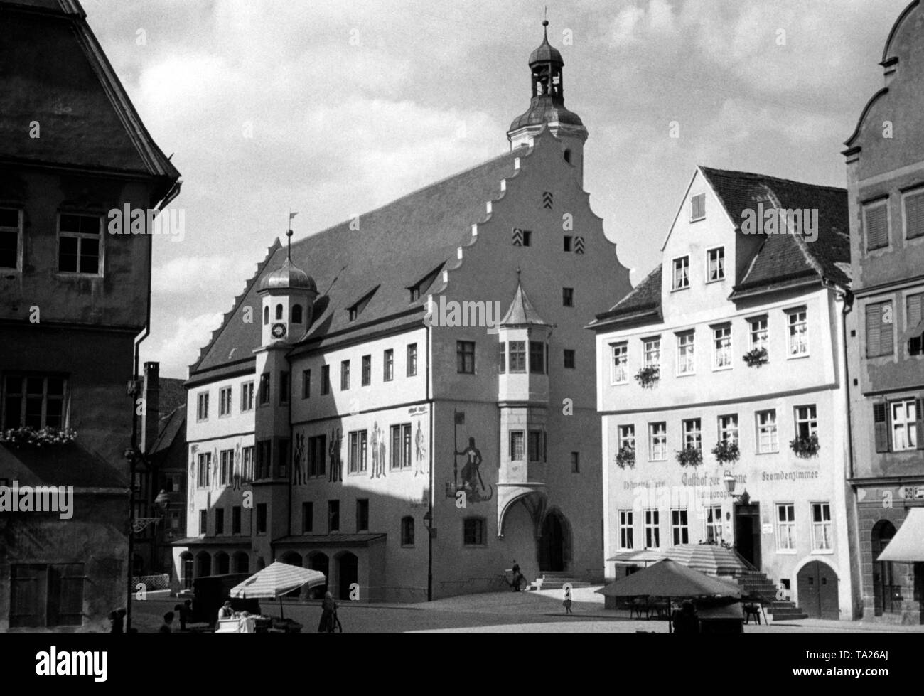 Blick auf das Rathaus (li.) der Stadt Nördlingen. Direkt neben dem Rathaus liegt der "Gasthof zur Sonne", die als Fuerstenherberge (Prince's Unterbringung Haus) verwendet wurde. Undatiertes Foto. Stockfoto