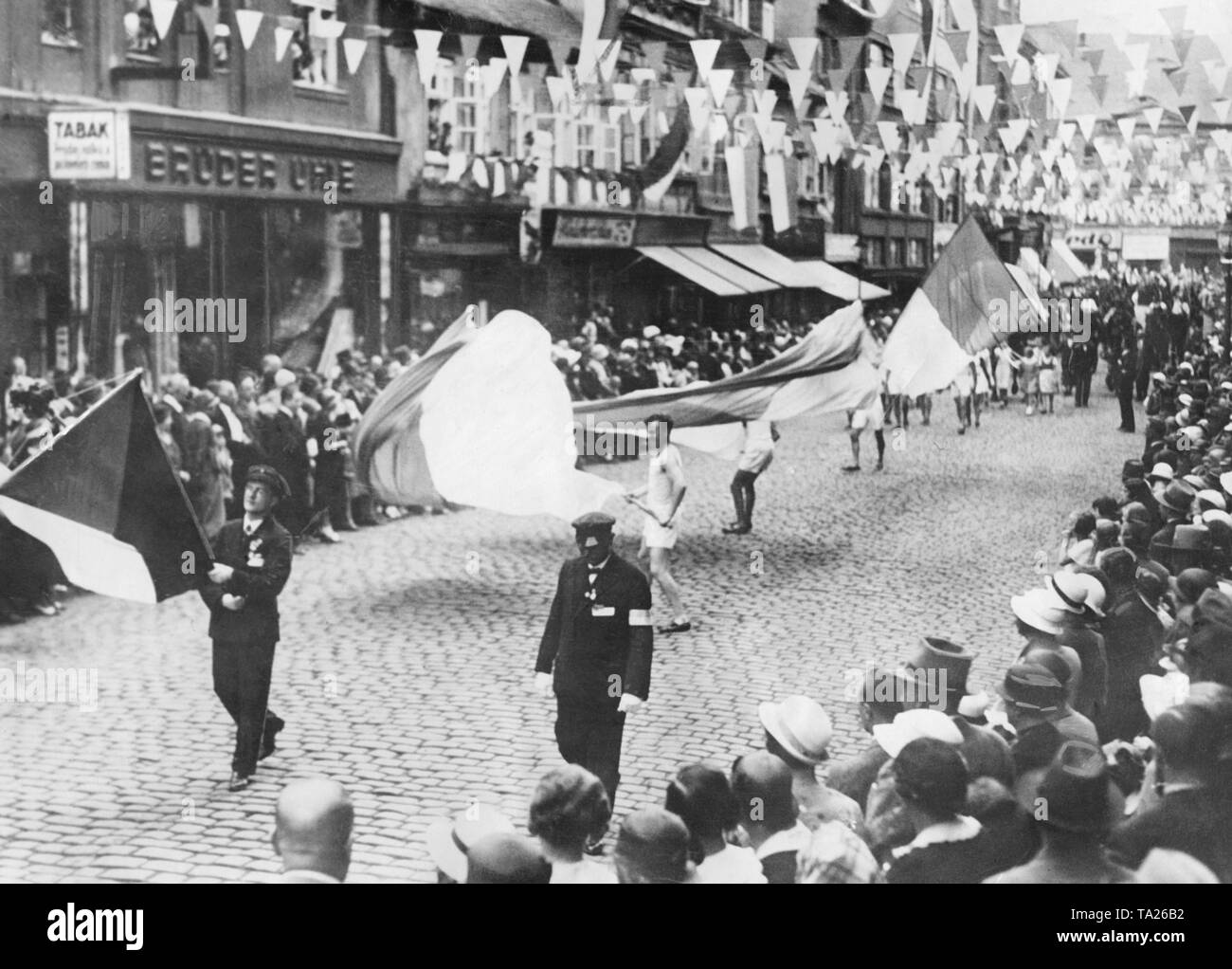 Sudetendeutsche Saengerfest in Teplitz-Schoenau (heute Teplice), 1934. Die Flagge der Tschechoslowakei wird zuerst durchgeführt, dann die Fahnen von Böhmen, Mähren und Schlesien. Seit der Machtergreifung der Nationalsozialisten in Deutschland, die Konflikte zwischen den Sudetendeutschen Minderheit und die Tschechoslowaken hatte intensiviert. Stockfoto