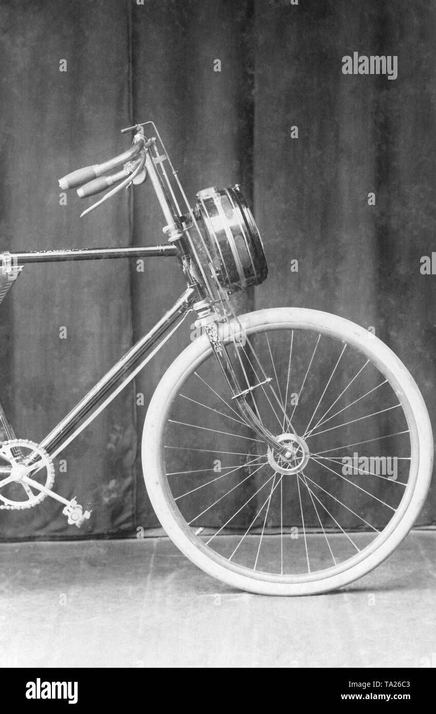 Fahrrad mit montiertem Musik gerät, Design von Eugen Glombitza aus Berlin. Stockfoto