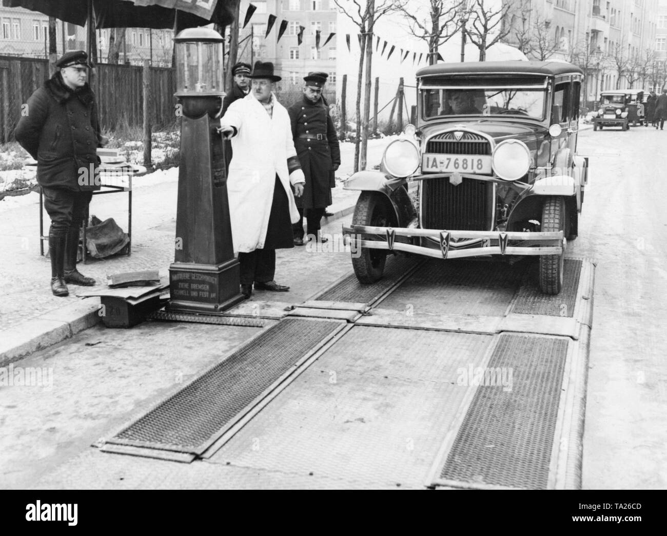 Auf einer Teststrecke des ADAC, die Fahrer konnten ihre Fahrzeuge kontrolliert technisch kostenlos zu haben. Das Bild zeigt einen Wagen auf der Bremse Prüfstand. Stockfoto
