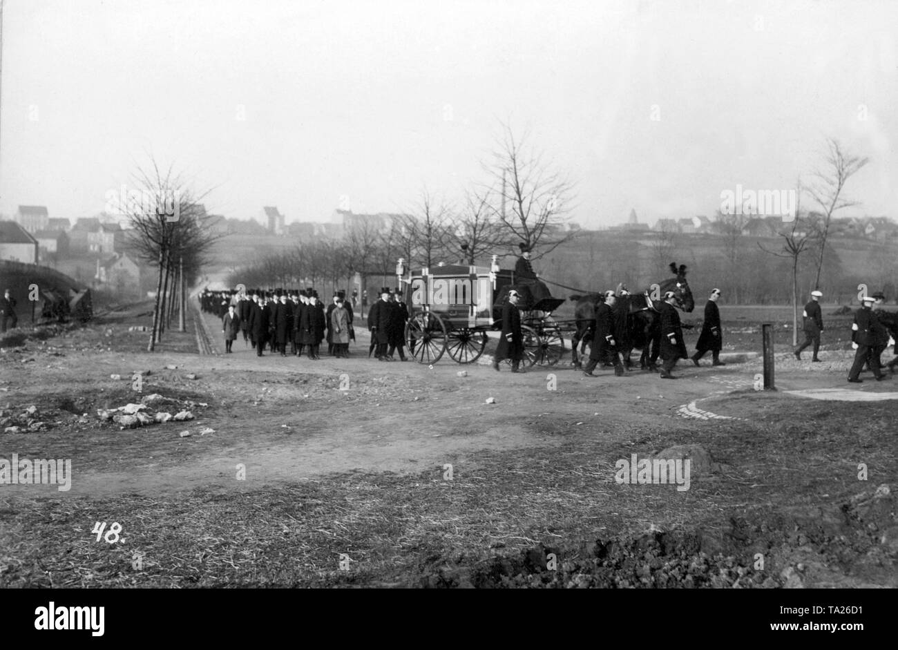 Der Pferdekutsche auf dem Weg zum Friedhof. Die Opfer waren Krupp Mitarbeiter und sie wurden von der französischen Besatzungsmacht Soldaten ermordet. Der Aufsichtsrat des Unternehmens und der Verwaltungsrat begleitet auch die Beerdigung Prozession (Undatiertes Foto). Stockfoto