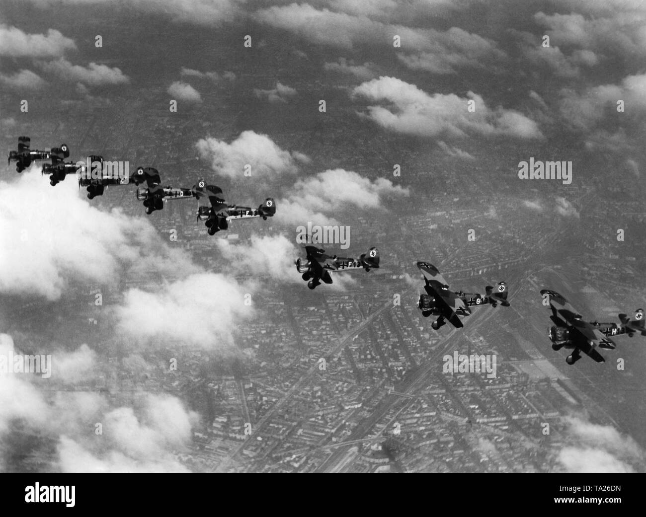 Das Bild zeigt ein Geschwader von Dive Bomber vom Typ Henschel Hs 123 im Flug. Ähnlich wie Fahrzeuge und Waffen der Wehrmacht werden diese Flugzeuge mit Privacy shield Paint ausgestattet. Stockfoto