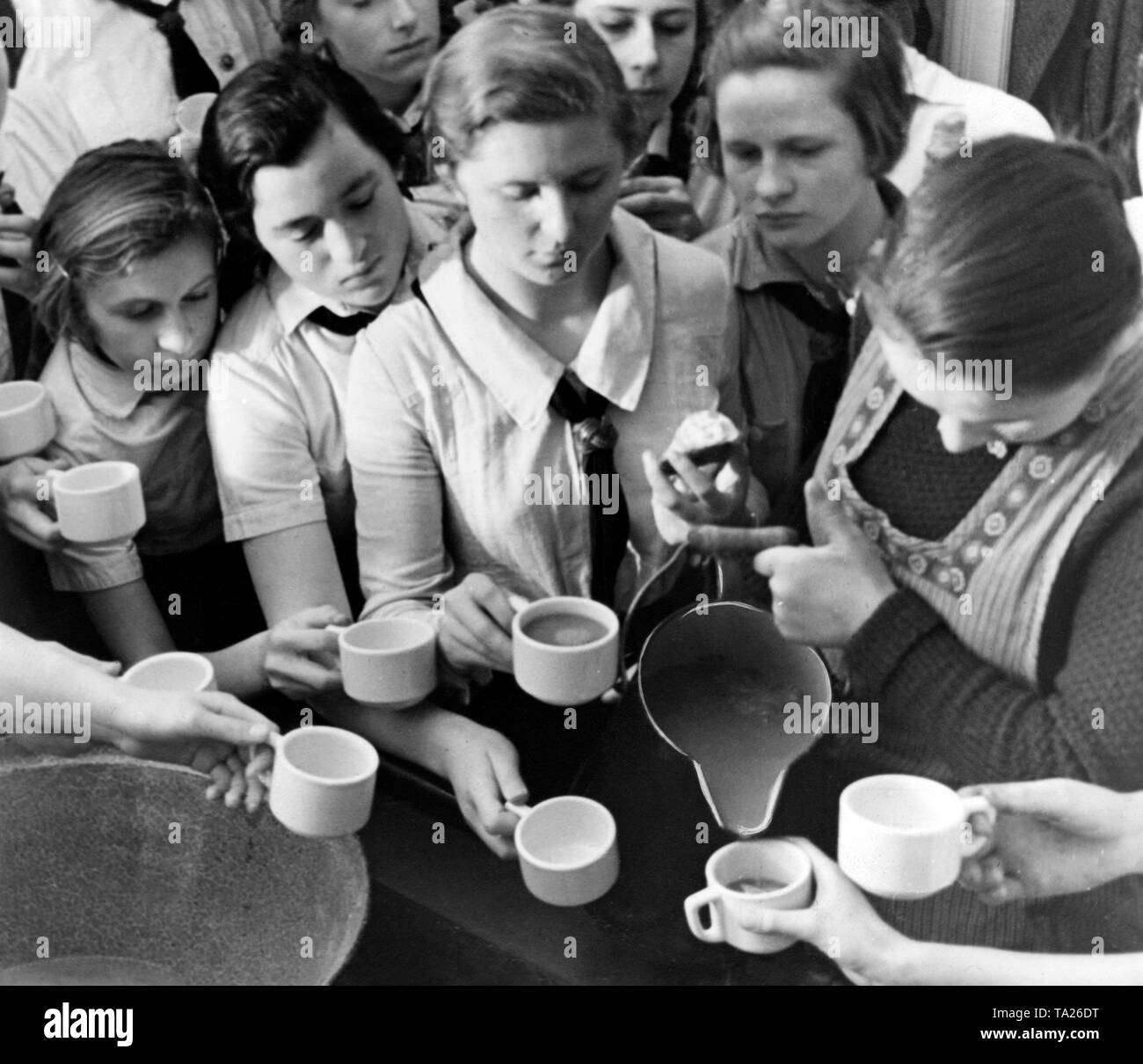 Mitglieder des BDM in Landdienst auf eine Kaffeepause. Stockfoto