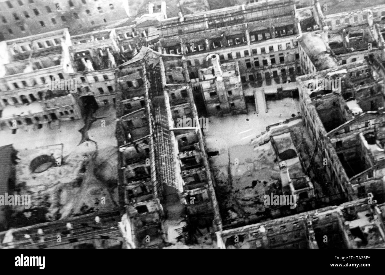 Blick auf die zerstörte Stadt Charkow von einem Flugzeug, das von der Wehrmacht zurückerobert worden war. Foto der Propaganda Firma (PK): Kriegsberichterstatter Pfeiffer. Stockfoto