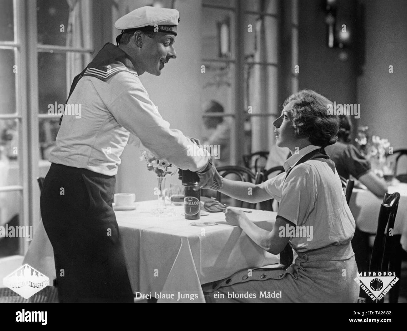 Heinz Ruehmann wie Heini Jaeger und Charlotte Anders als Ilse Schroeder in der Komödie "Drei Bluejackets und eine Blonde", Regie: Carl Boese. Alle drei Jungen verlieben mit einem blonden Mädchen. Stockfoto