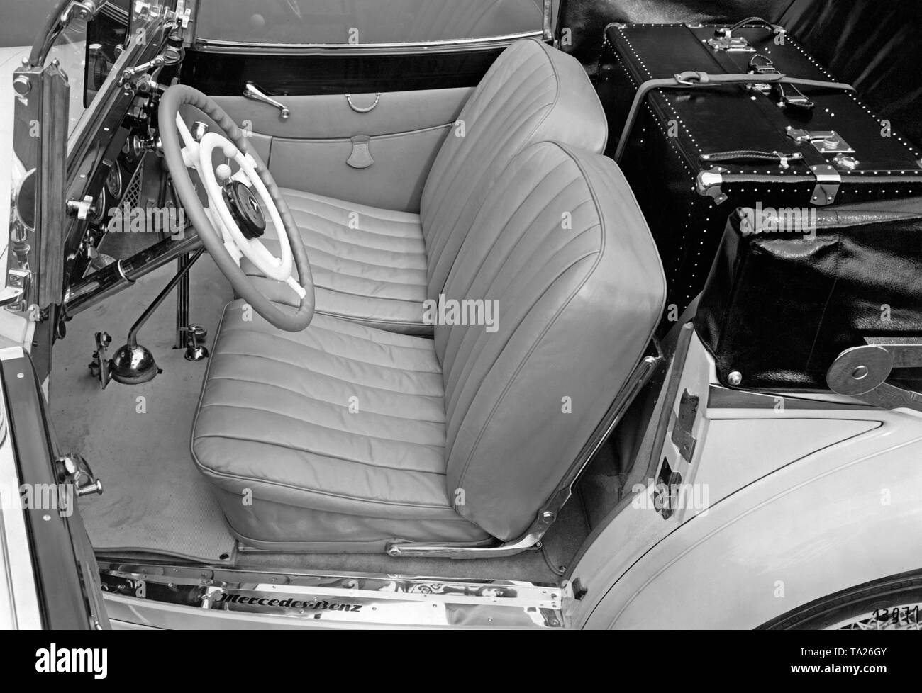 Interieur aus schwarzem Leder, Mercedes Benz W211 Avantgarde mit Polsterung  kombiniert mit Leder und Textil, keine Menschen Stockfotografie - Alamy