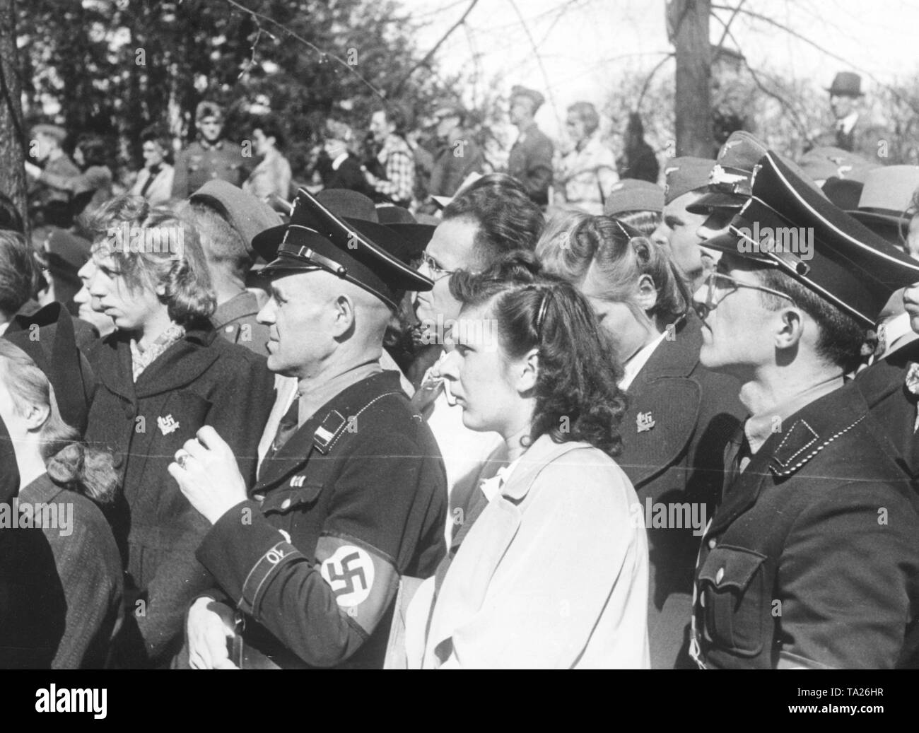 Die Leute hören auf eine Rede von Adolf Hitler vor der Krolloper in Berlin. Anlass war die letzte Sitzung der Reichstag, der nach der Entscheidung des Grossdeutsche Reichstag am 26.04.1942. Vor Mitgliedern der SS mit ihren Gewehren in Pyramiden zusammengesetzt. Neben den Bürgern von Berlin, an der auch Mitglieder der Wehrmacht. Stockfoto