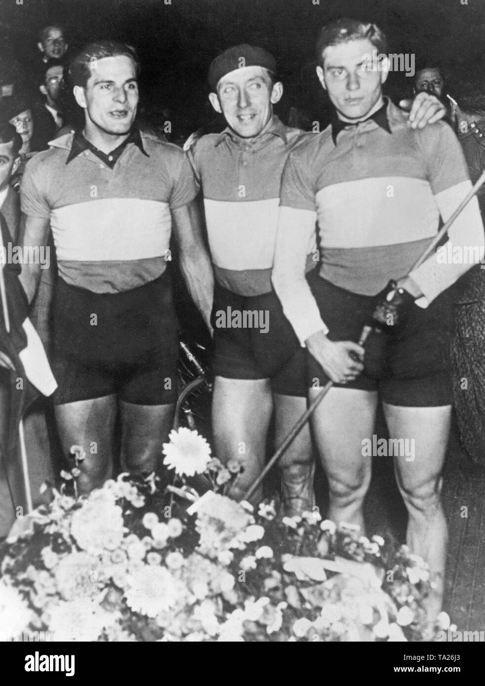 Die deutschen Bahnradfahrer Gustav Kilian, Werner Miethe und Heinz Vopel (von links nach rechts) nach ihrem Sieg beim Sechs-Tage-Rennen in Cleveland, Ohio. Stockfoto
