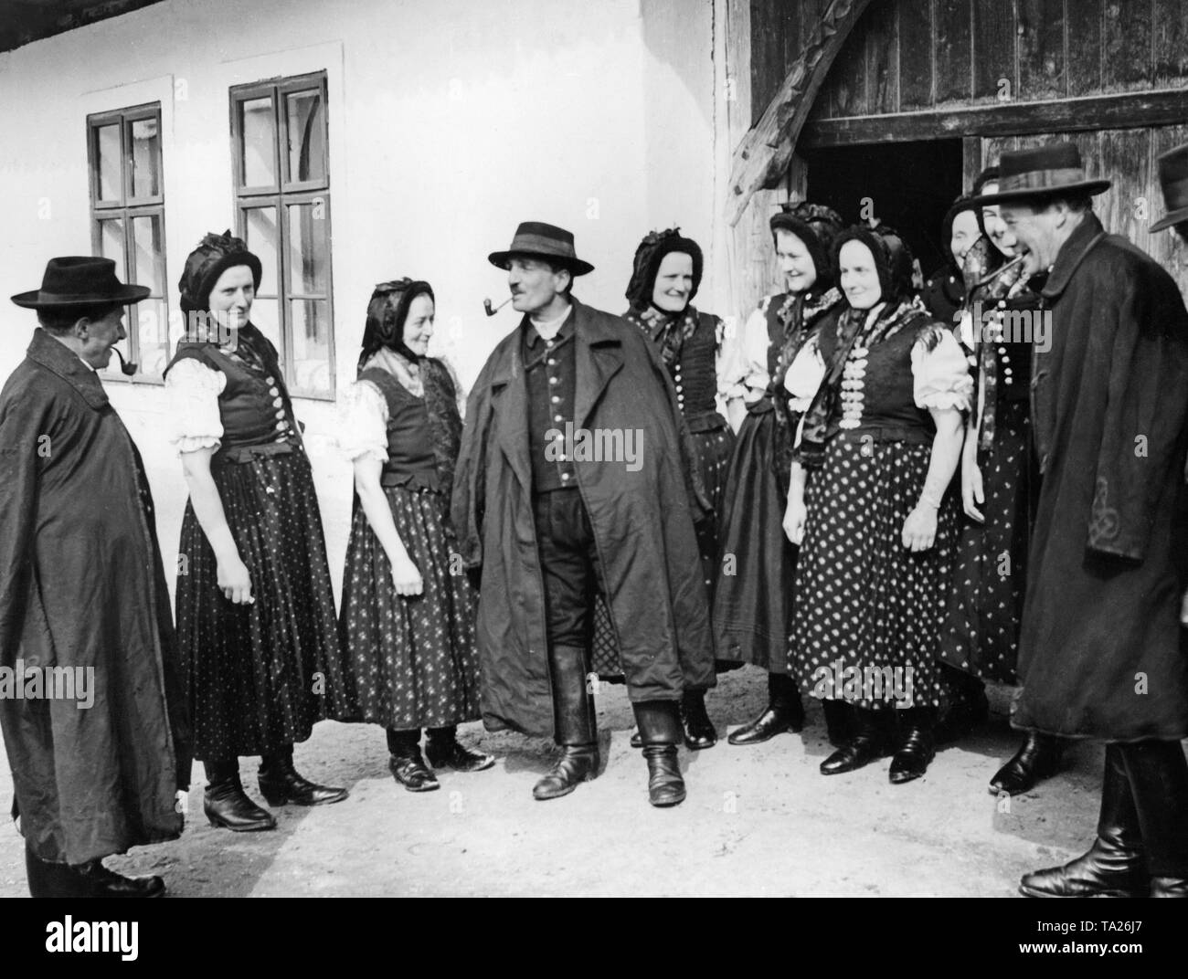Bauern und Land Frauen tragen ihren Sonntag am besten. Viele Karpaten Deutsche leben in der Slowakischen region Spis. Im März 1939, den Slowakischen Staat unabhängig wurde auf den Befehl von Adolf Hitler. Stockfoto