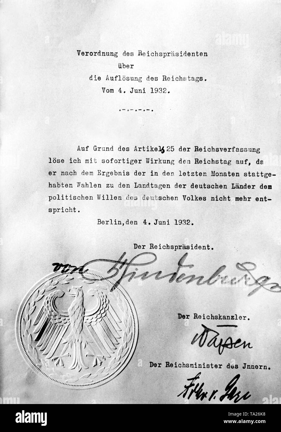 Auf Antrag des Kanzlers von Papen, Präsident Paul von Hindenburg unterzeichnet ein Dekret über die Auflösung des Reichstags. Stockfoto Auf Antrag des Kanzlers von Papen, Präsident Paul von Hindenburg unterzeichnet ein Dekret über die Auflösung des Reichstags. Stockfoto