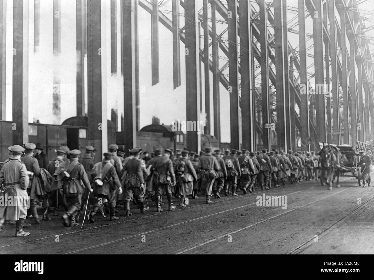 Die letzten deutschen Soldaten verlassen die entmilitarisierte Rheinland über die Rheinbrücke in Köln. Stockfoto