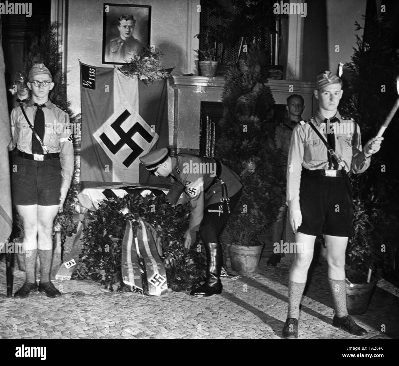 Die Berliner HJ-Führer, Artur Axmann, ist mit einer Kranzniederlegung an der deathplace der Hitler Jugend Mitglied Hans Hoffmann, der am 17. August 1931 starb, während einer Trauerfeier am Lausitzer Platz in Berlin-Kreuzberg. Stockfoto