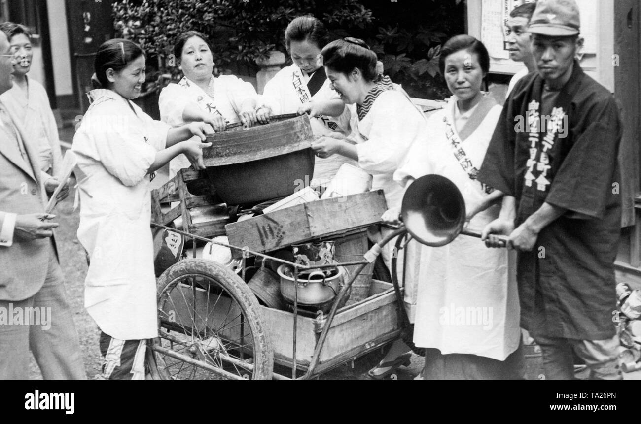 Die "Liga der patriotische Frauen' speichert nicht verwendete Metall aus Haushalten in Japan für das zweite Japanese-Chinese Krieg. Stockfoto