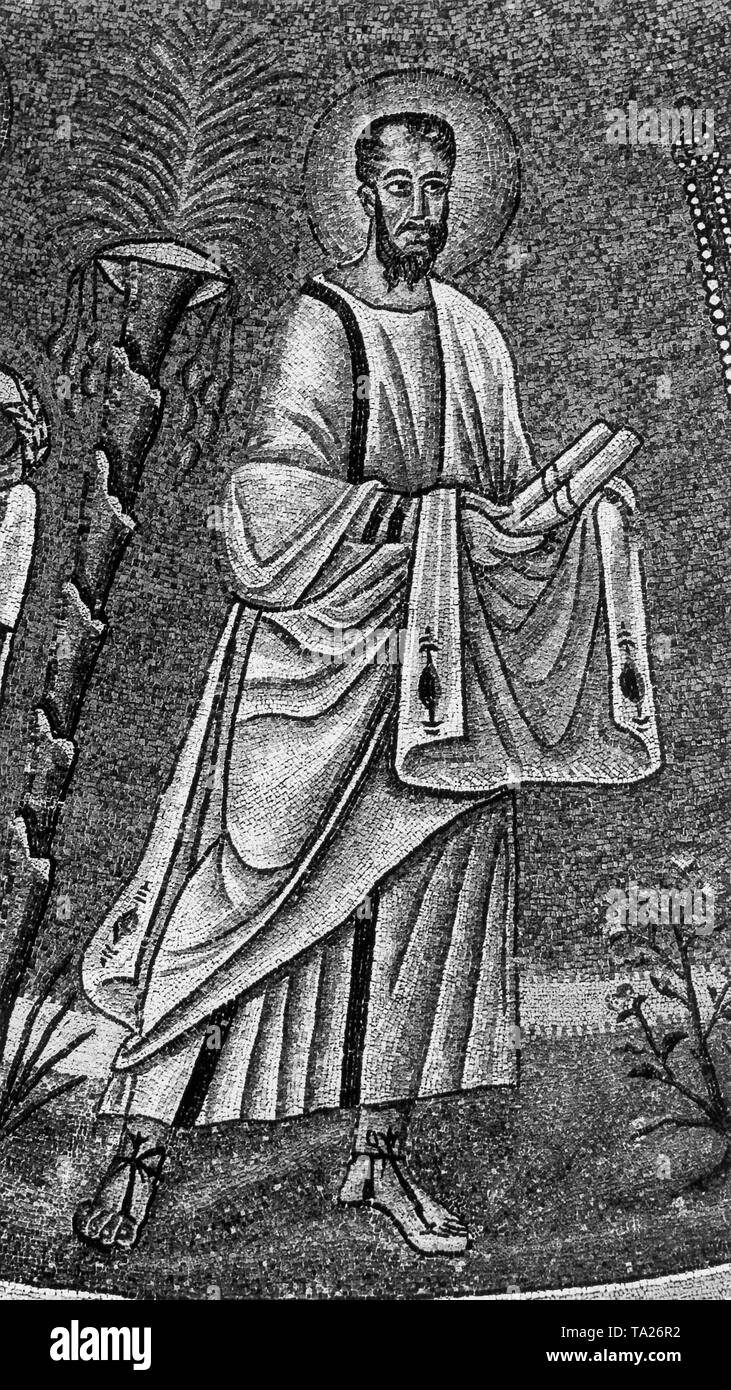 Darstellung des Heiligen Paulus in der Kuppel Mosaik der arianischen Baptisterium in Ravenna, Italien aus dem 5. Jahrhundert. Paul ist auf einen goldenen Hintergrund in weißem Kleid dargestellt, die Rollen in seinen Händen symbolisieren die Heiligen Schriften Stockfoto