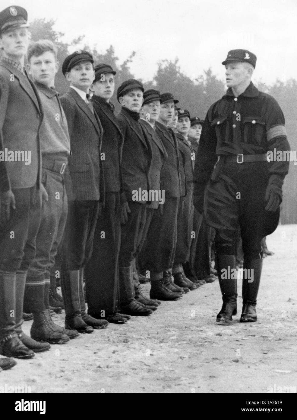 In Memel ist ein Memel deutsche Abteilung Sicherheit (Memel Deutschen SA) gegründet. Ansicht der Kandidaten zu Beginn der Ausbildung. Ein Offizier der Memeldeutscher Ordnungsdienst (SS) prüft sie Stockfoto