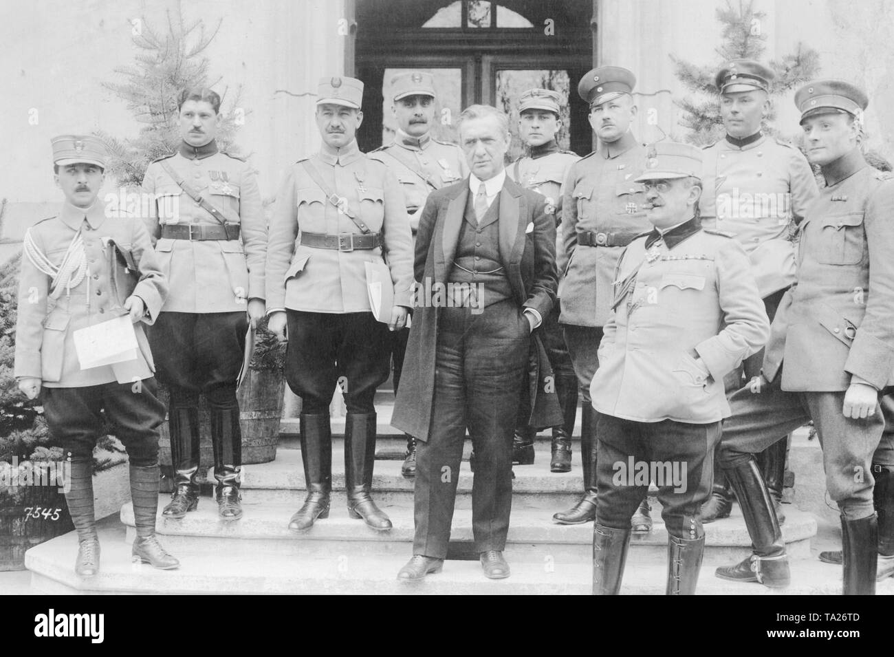 Militärische Mitglieder der österreichisch-ungarischen Delegation und deutsche Offiziere mit dem Leiter der rumänischen Delegation, Constantin Argetoianu (in Zivil), bei den Friedensverhandlungen in Bukarest. Nach dem erfolglosen Ausgang des Krieges und die fast vollständige Besetzung von Rumänien, der Frieden von Bukarest am 7. Mai 1918, endete der Erste Weltkrieg in Rumänien. Stockfoto