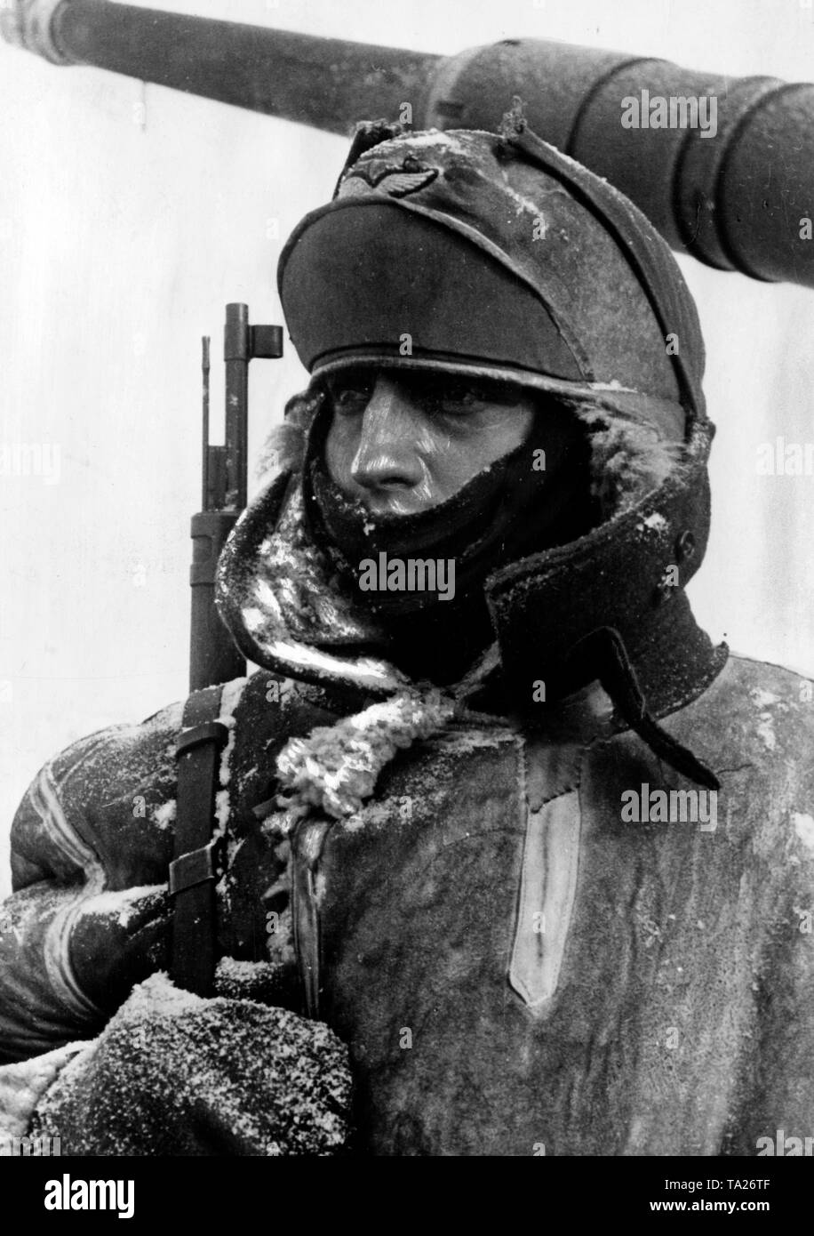 Ein deutscher Soldat steht vor einer anti-aircraft Cannon (vermutlich eine mittlere flak). Er ist in der Don Bend entfernt, und beteiligt sich an den Winter defensive Kämpfe der Ostfront Nach der Niederlage von Stalingrad zu stabilisieren. Foto der Propaganda Firma (PK): kriegsberichterstatter Scholz. Stockfoto
