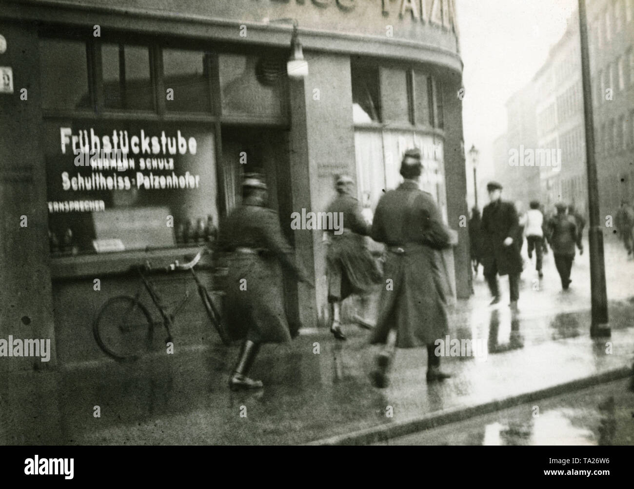 Vor dem Fruehstuecksstube Hermann Schulz an Buelowplatz (Berlin-Mitte), Polizisten jagen ein Flüchtling Passant (2. von rechts). Obwohl die Polizei verbot, am 25. Februar, wird der "Internationale Tag der Arbeitslosigkeit', Demonstrationen und Unruhen in Berlin fand statt. Stockfoto