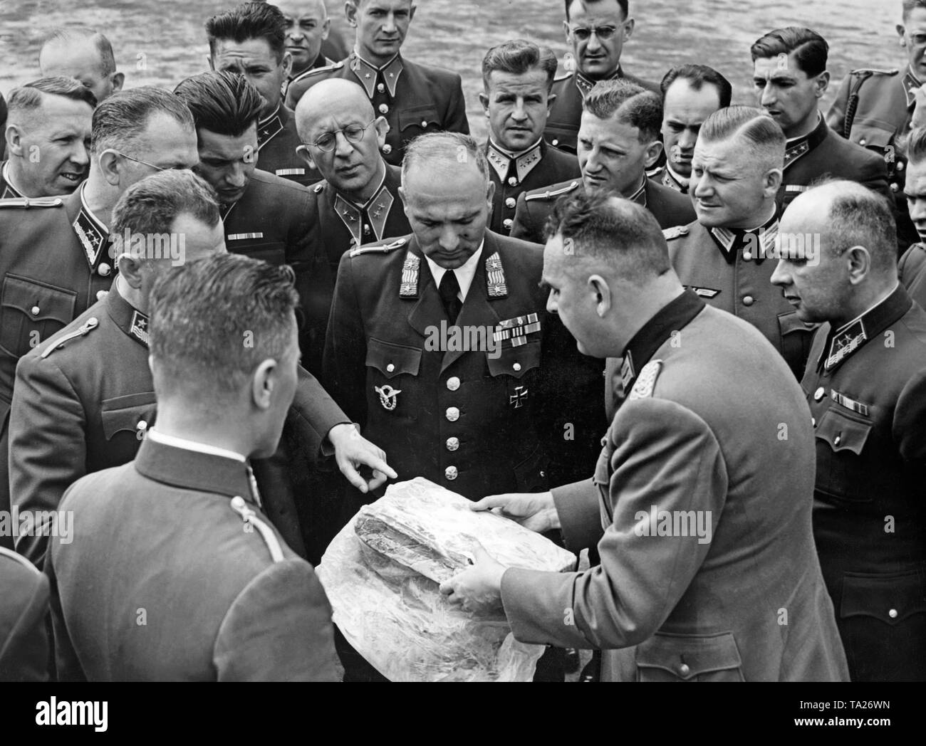 Ernährungssachversta5ndiger Wilhelm Ziegelmayer (rechts) zeigt allgemeine Ferdinand Catlos gefrorenes Fleisch. Slowakische Offiziere besuchen Sie die deutsche Armee den Befehl. Stockfoto
