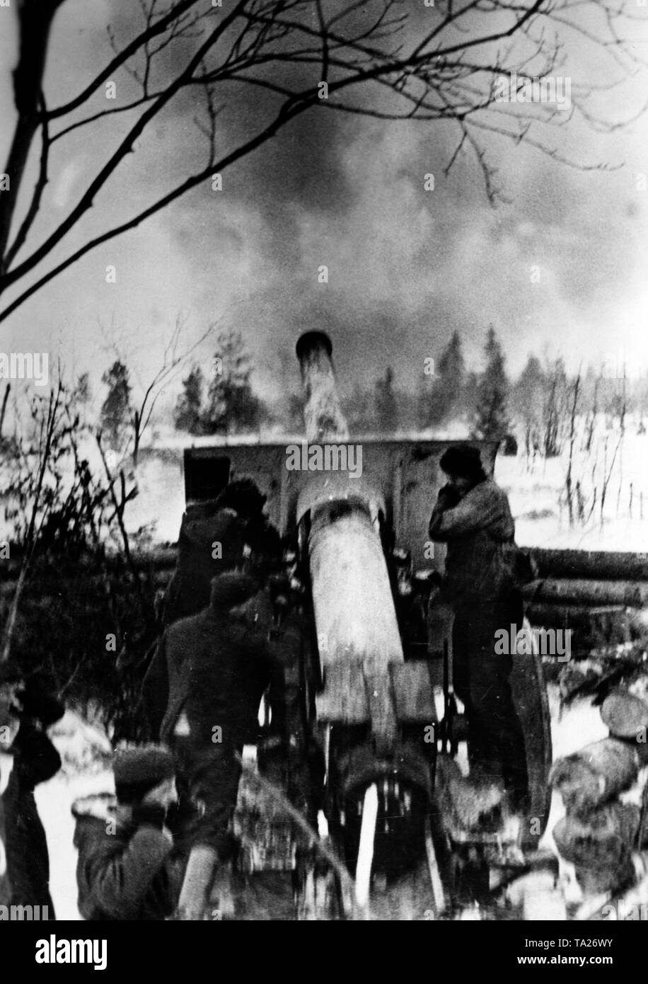 Schwere Artillerie (vermutlich eine 15cm Kanone 18) Brand an der sowjetischen Positionen auf dem Ladogasee. Foto der Propaganda Firma (PK): kriegsberichterstatter Schuerer. Stockfoto