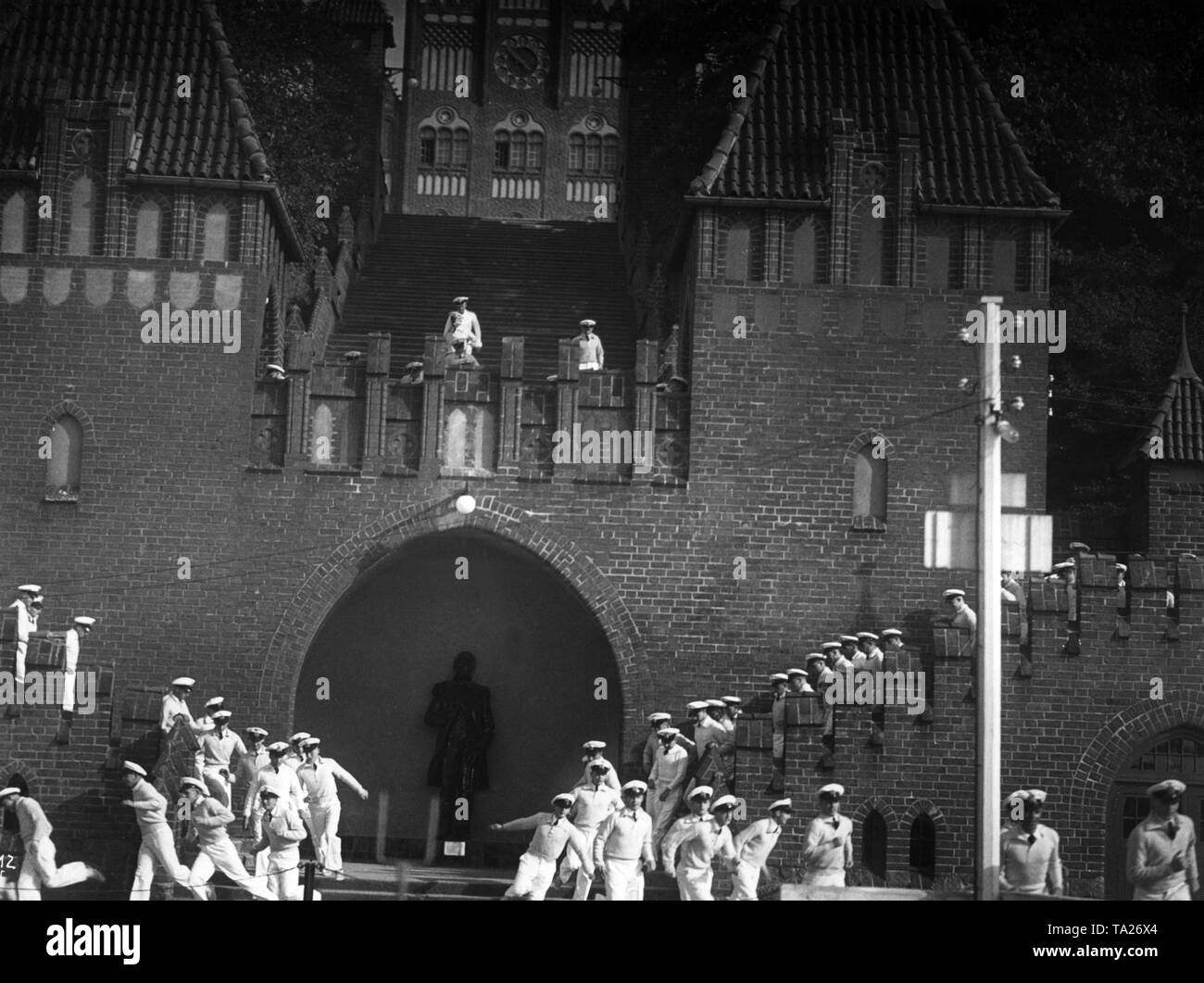 Studenten der Naval Academy in Muerwik in Flensburg laufen die Treppe hinunter. Es ist wahrscheinlich ein Bild von der NS-Propaganda Film "Kameraden auf See" von 1938. Stockfoto