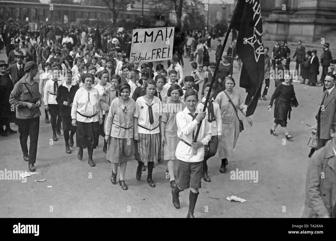 Mädchen des Jungen Spartakusbund tragen ihre Flagge und ein Schild: "1. Mai! Nop Schule!" Am 1. Mai 1926. Stockfoto