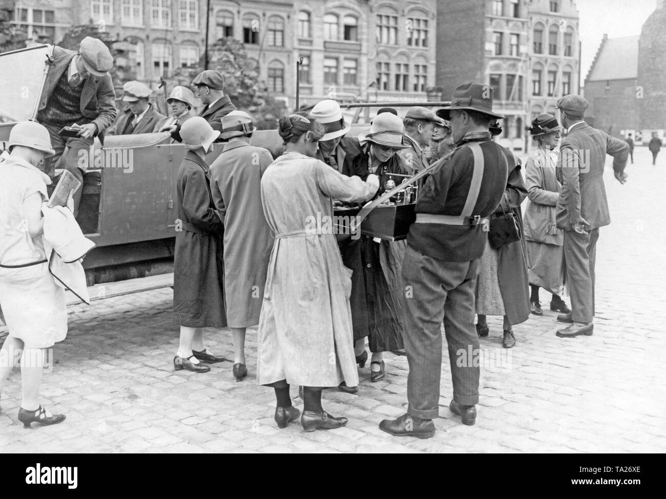 Anreise Auto von einem Touristen in der Türkei, Krieg Invalides bieten den Reisenden, die Sachen zu kaufen. Stockfoto