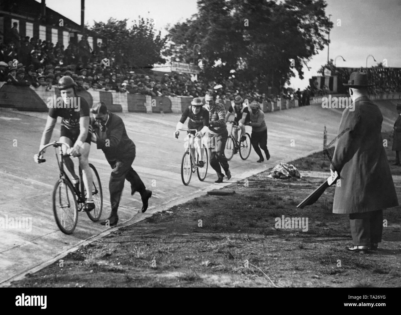 Beginn einer Spur Radrennen auf der Olympiabahn in Berlin. Die Radfahrer sind etwas von ihren Helfern. Stockfoto