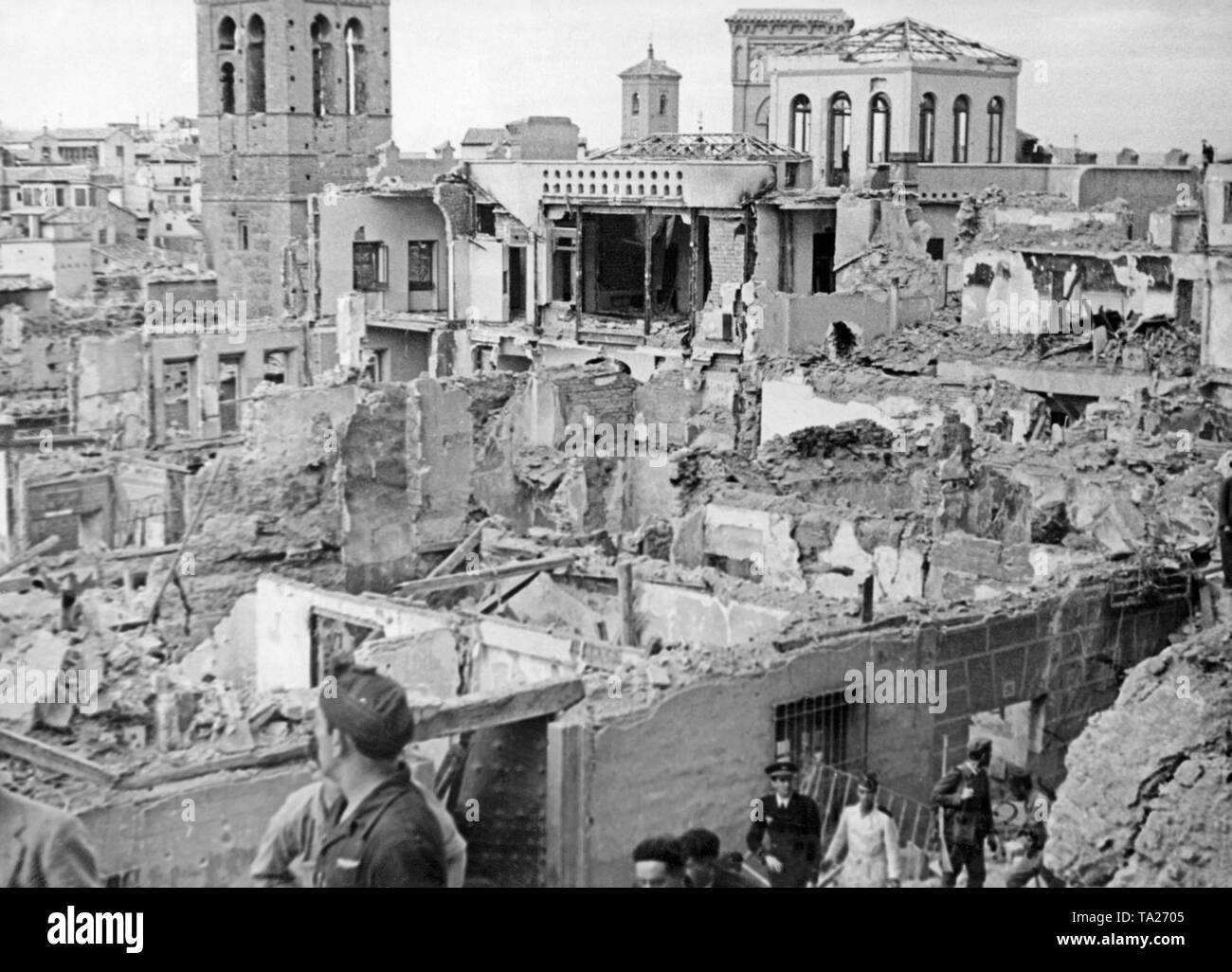 Spanische Soldaten besuchen, die Terrasse des befreiten Alcazar von Toledo nach seiner Eroberung am 26. September 1936. Im Hintergrund, zerstörte Häuser in der Nähe der Festung. Stockfoto